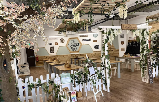 Painting workshop ‘Summer Beach’ at The Twisted Knot